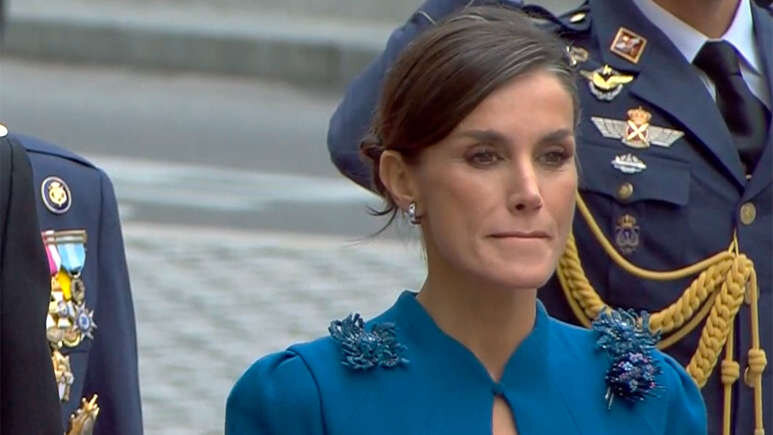Слишком серьёзный, даже хмурый вид королевы Испании Летиции на церемонии принятия присяги её дочери Леонор привлёк внимание журналистов.-2