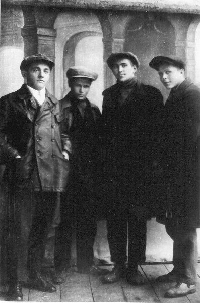 Второй слева — А Твардовский, четвертый — А. Мильшин, редактор газеты "Людиновский пролетарий" 