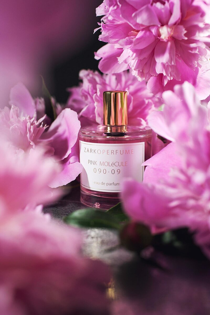 Игривый «PINK MOLéCULE 090.09» от ZARKOPERFUME. Розовое фото от пользователя Fragrantica Coss Play.