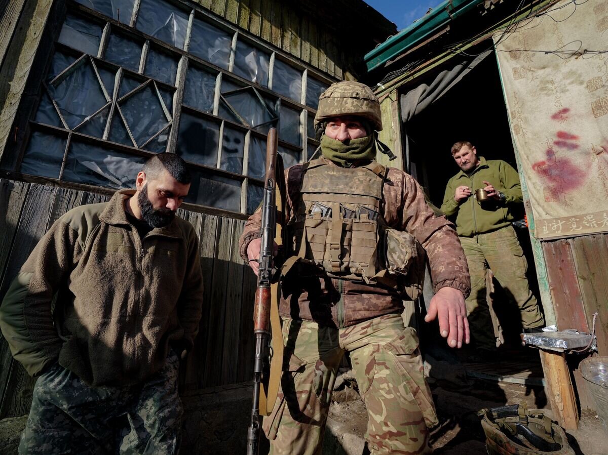    Украинские военнослужащие на линии соприкосновения в Луганской области© AP Photo / Vadim Ghirda