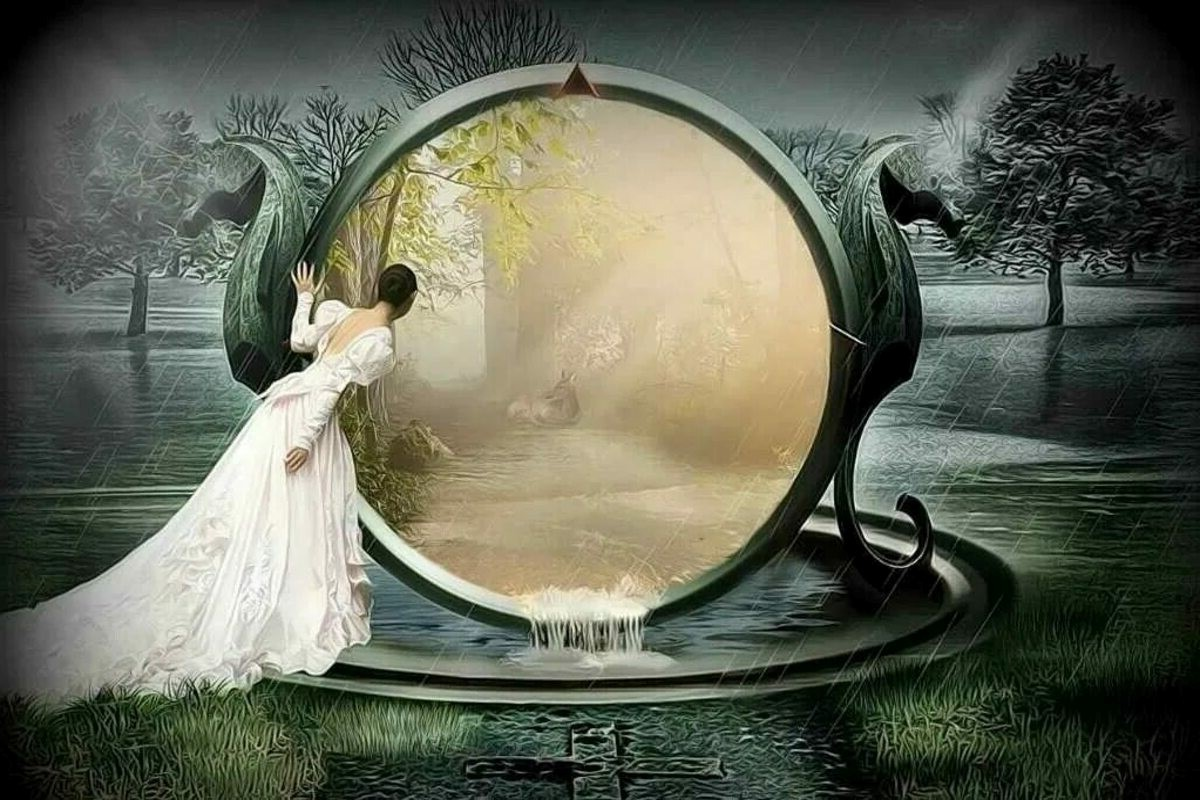 Девушка любуется собой в зеркало. Отражение женщины в зеркале. Зеркальные практики. Другое отражение в зеркале. Отражение в зеркале.