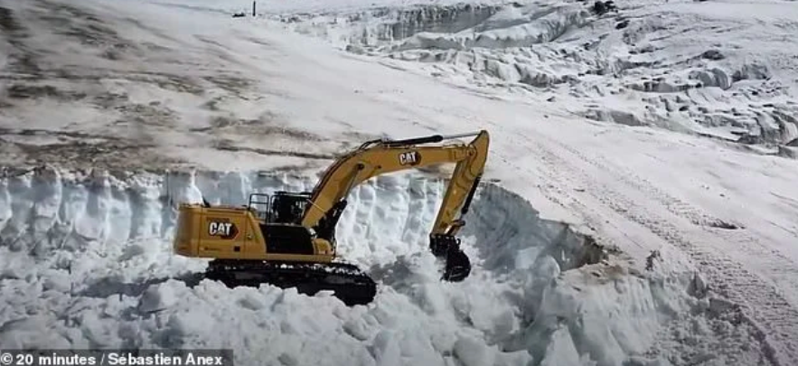 Экскаватор на леднике Теодул. Фото: Sebastien Anex