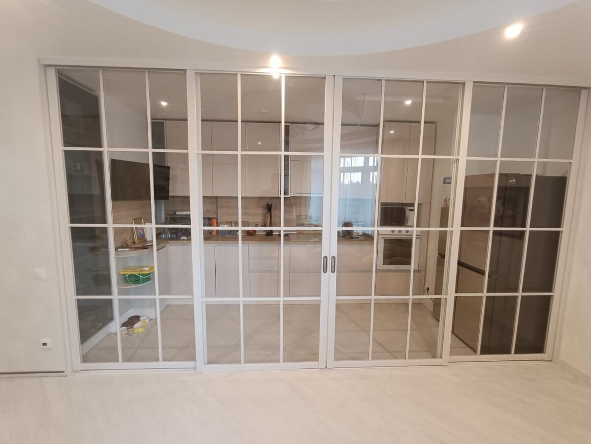 Белая раздвижная перегородка между кухней и гостиной