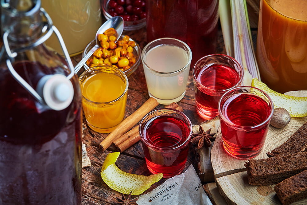 Russian drink. Русские национальные напитки. Белорусские напитки. Национальные напитки безалкогольные. Напитки белорусской кухни.