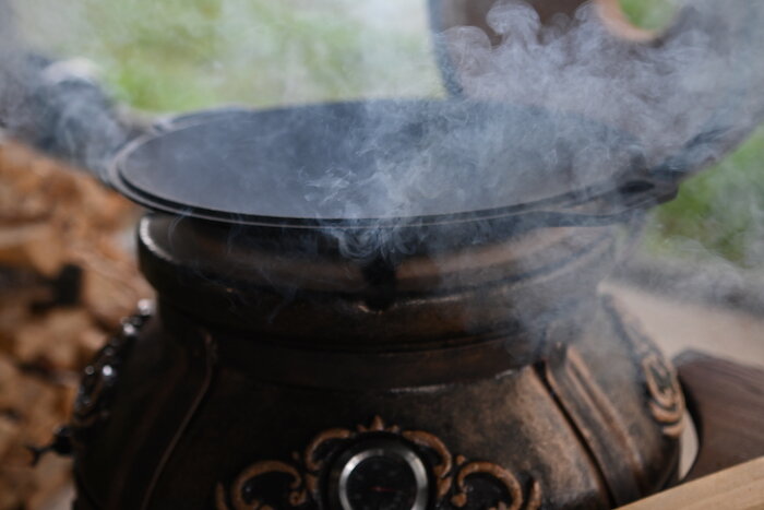 Садж поместить на тандыр на открытый огонь, сильно прогреть.