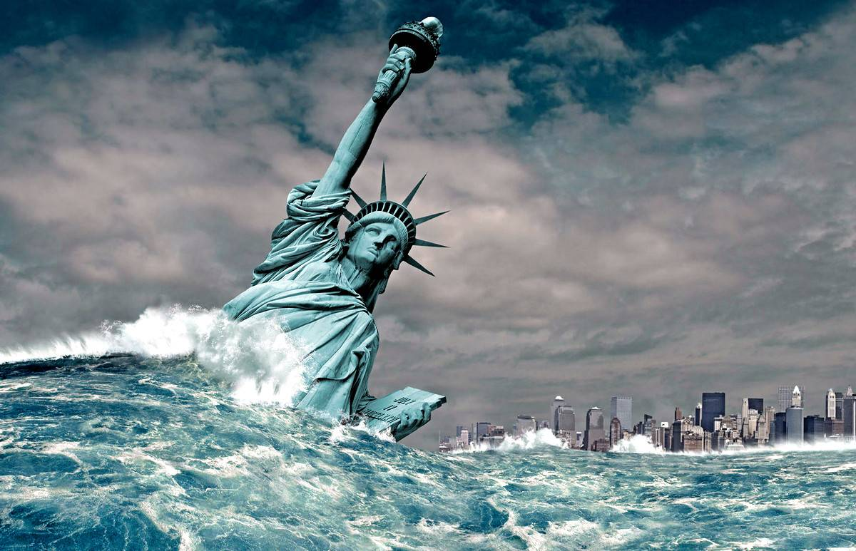 Статуя свободы Нью-Йорк. ЦУНАМИ В Нью-Йорке. Статуя свободы Нью-Йорк Sunami. Ураган Сэнди статуя свободы. Взрыв посейдона