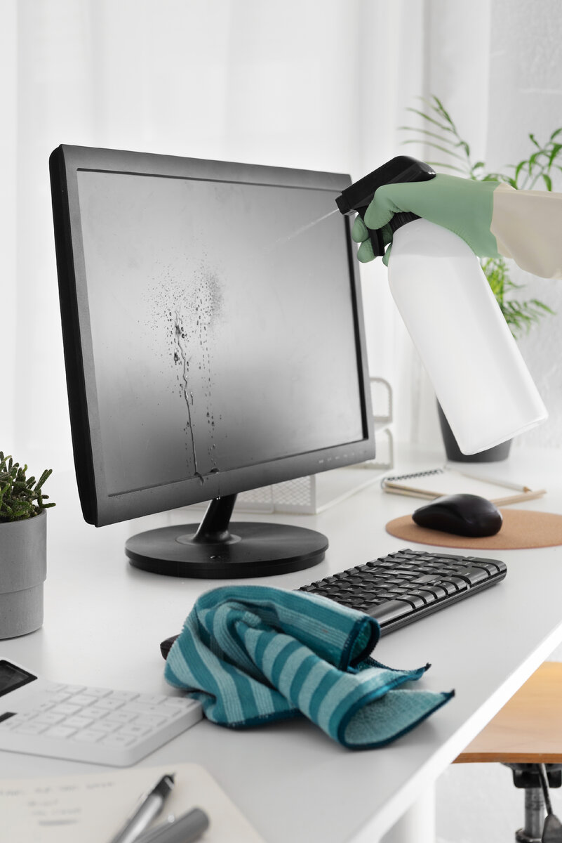 Бесплатное стоковое фото. Источник: https://ru.freepik.com/free-photo/still-life-of-office-cleaning-process_24481919