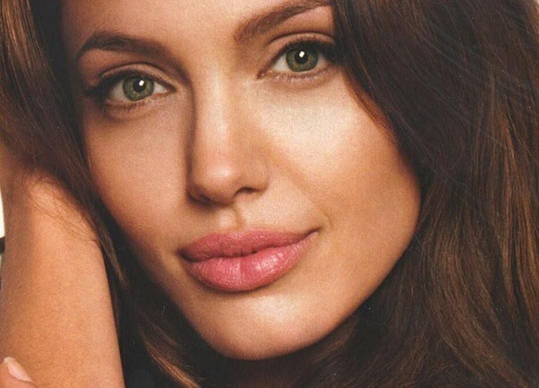 Актриса с губами. Губы Анджелины Джоли. Губы Анджелина Анджелина Джоли. Форма губ Анджелины Джоли. Анджелина Джоли её губы