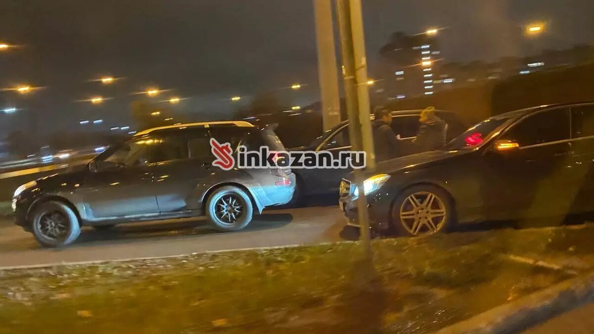     В Казани из-за ДТП на кольцевой развязке рядом со стадионом «Ак Барс Арена» образовалась пробка. Об этом сообщил корреспондент Inkazan.