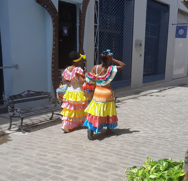    Девушки в ярких нарядах могут предложить туристам повязать разноцветные ленты и сделать фото. За плату, разумеется