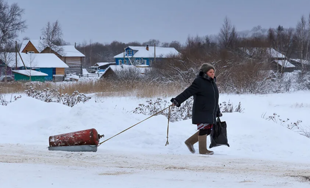 Привез жену деревня. Бабка на санках. Бабушка зимой в деревне. Люди в деревне зимой. Бабка с газовым баллоном на санках.