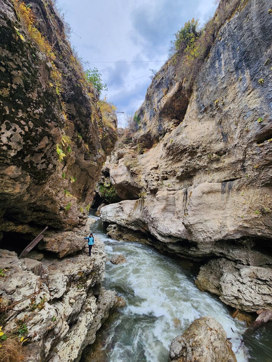 Хаджохская теснина в поселке Каменномостский  Майкопского района