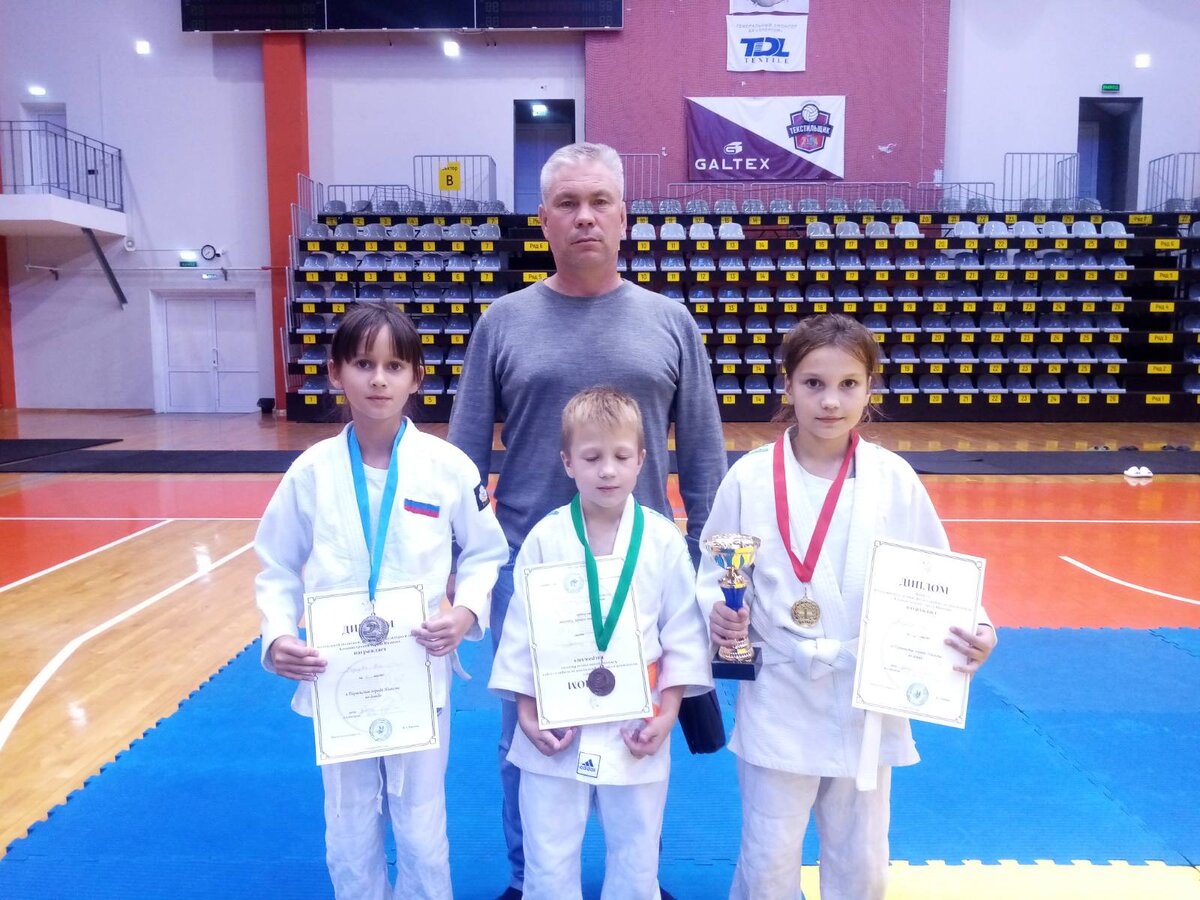 Дима глаза от радости закрыл