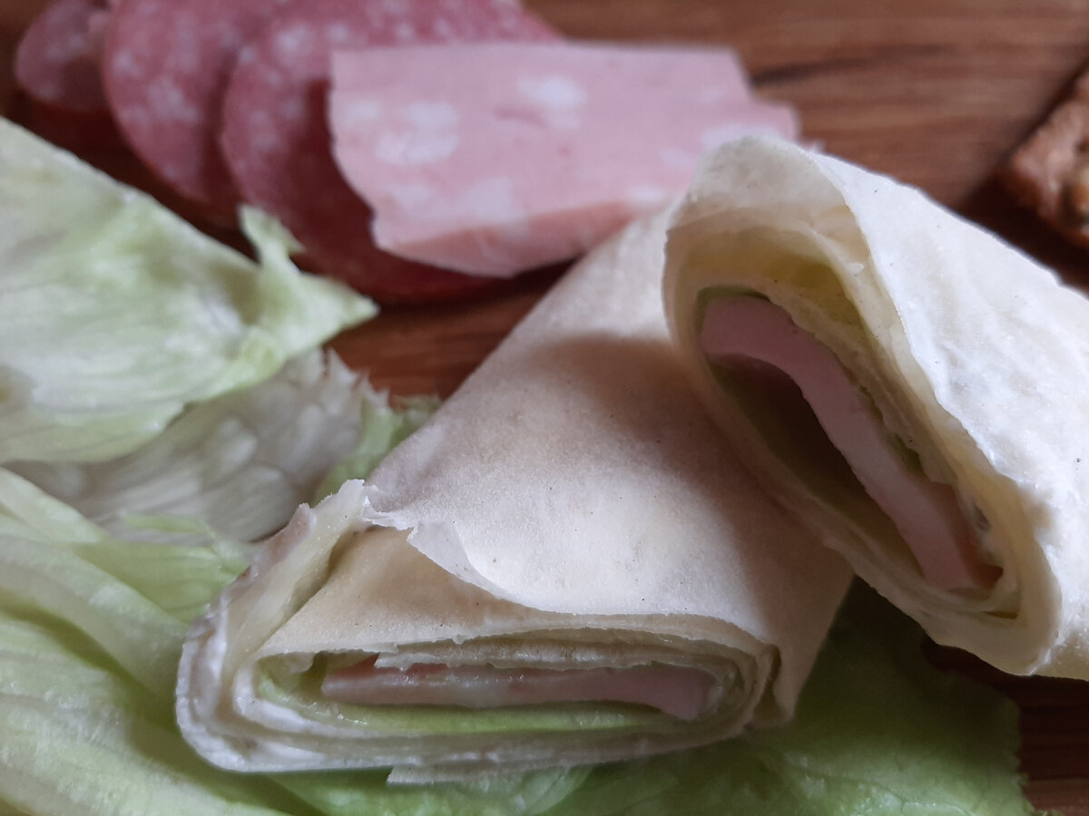 Очень нравятся на завтрак рулетики из лаваша. Намазываю творожным сыром, кладу салат айсберг (можно помидоры, огурцы, любую зелень), сверху начинку. Особенно люблю с солёной рыбкой, самой простой. Сегодня колбаска.