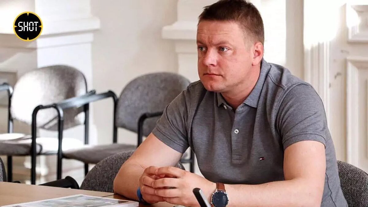     В Ярославле ресторан коктейлем Молотова сжег городской экс-депутат Дмитрий Соколов. После этого он пытался сбежать из города, но был задержан по пути в Москву на трассе «Холмогоры».