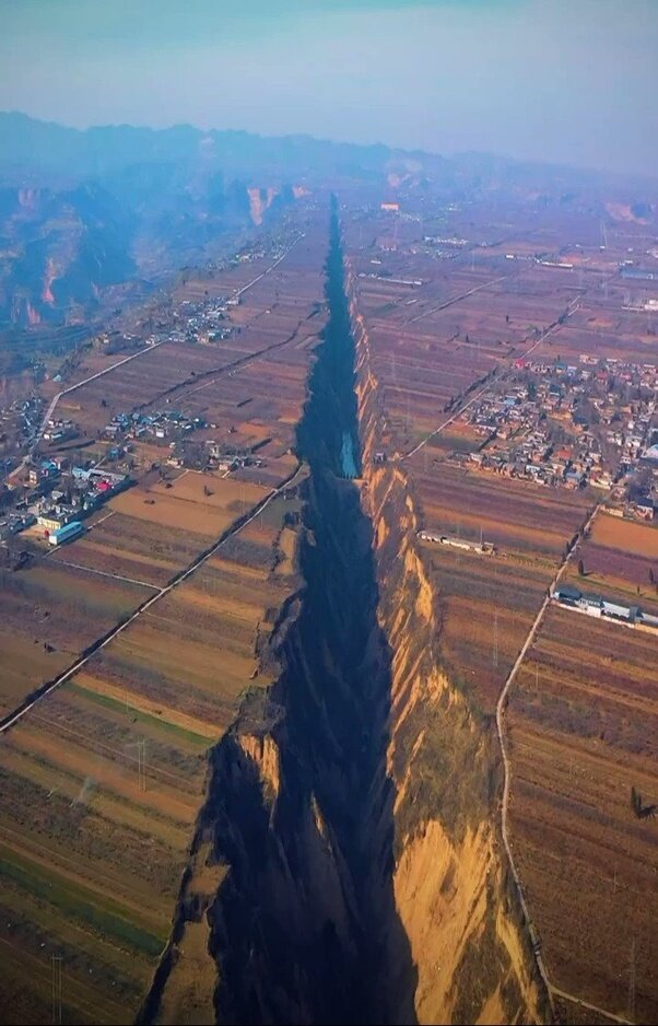 Трещина длина. Лессовое плато в Китае. Рифтовый разлом в горной местности Пинлу.. Рифтовая Долина Пинлу. Китай трещина длиной в 10 км..