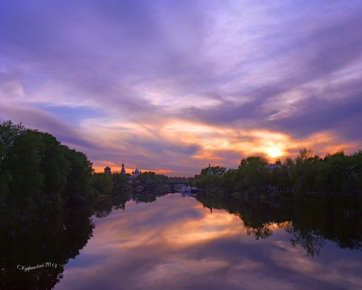 Над Вологдой-рекой сиреневый закат. Фото Станислава КУДРИНСКОГО.