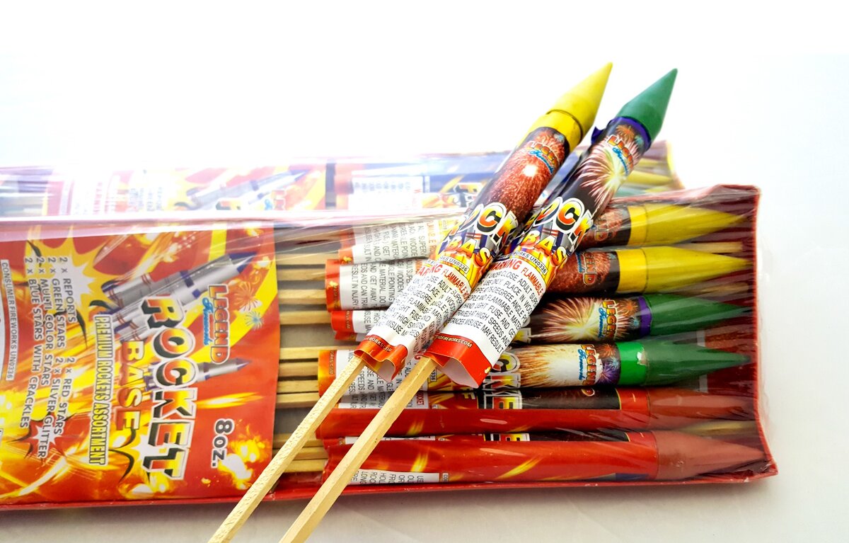 Классические твердотопливные ракеты, с которыми мы имеем дело и по сей день.