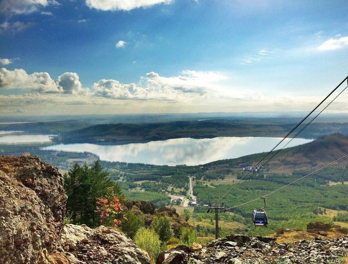 Запоминающиеся фотографии лучше сделать с горнолыжного центра «Банное», до которого можно добраться за 40-минутную прогулку. Фото: Государственный реестр курортного фонда Российской Федерации / Яндекс Карты