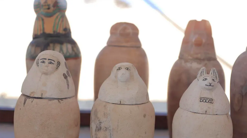 В этих недавно найденных канопах хранились органы умерших. Фото: Courtesy of the Egyptian Ministry of Tourism & Antiquities