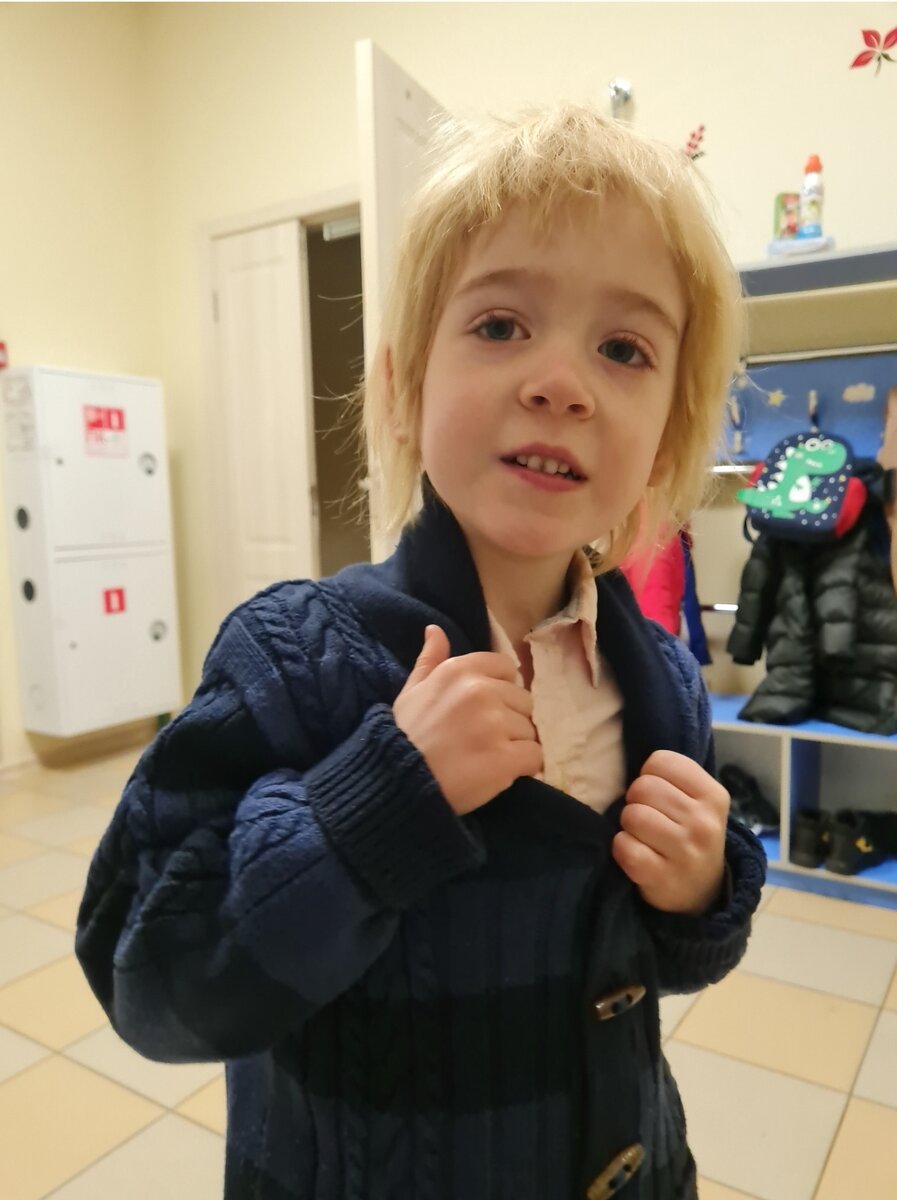 Рвет рубаху на груди🤣