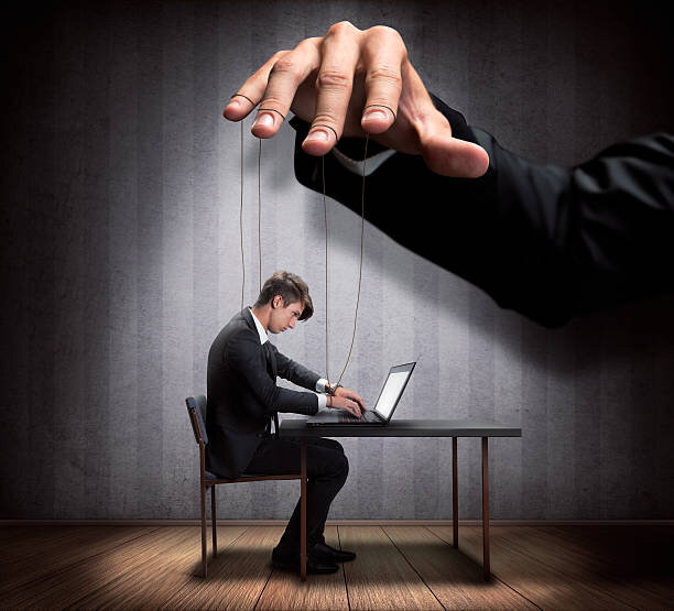 

За частую манипуляция - это тактика, которую люди используют для достижения своих целей, путем управления мыслями, эмоциями и поведением других людей. Манипуляторы могут использовать различные методы, чтобы воздействовать на других. Вот несколько основных типов манипуляторов:

1. Эмоциональные манипуляторы: Они играют на эмоции других людей, используя такие тактики, как виновность, поддержка, игнорирование и манипуляция страхами. Они могут использовать эмоциональные манипуляции, чтобы получить то, что им нужно, или чтобы контролировать поведение других.

2. Лживые манипуляторы: Они скрывают правду, дезинформируют или преувеличивают факты, чтобы добиться своих целей. Они могут использовать ложь, чтобы убедить других в своей правоте или скрыть свои истинные намерения.

3. Газлайтеры: Это манипуляторы, которые опровергают или подрывают чувства веры других. Они перевирают факты или искажают реальность, чтобы сделать других людей неуверенными в своих мыслях, эмоциях и восприятии.

Теперь давай поговорим о том, как можно справиться с манипуляторами с психологической точки зрения:

1. Повышение осознанности: Уловите манипуляции, осознайте, что ваши эмоции и мысли могут быть управляемыми. Начните замечать ситуации, где вам пытаются внушить что-то или заставить вас действовать вопреки вашим интересам.

2. Не поддавайтесь эмоциональному шантажу: Старайтесь не позволять манипуляторам использовать ваши эмоции против вас. Разберитесь, какие эмоции они пытаются вызвать, и научитесь управлять своими эмоциями, чтобы они не контролировали вас.

3. Проверяйте факты: Будьте критическими к информации, которую вам предлагают. Проверяйте факты, исследуйте и делайте собственные выводы. Если у вас есть сомнения в правдивости сказанного, задавайте вопросы и ищите независимые источники информации.

4. Устанавливайте границы: Будьте ясными и решительными в установлении границ с манипуляторами. Выражайте свои потребности и ожидания, и не бойтесь отстаивать свои права.

Надеюсь, эта информация поможет тебе в написании статьи на тему манипуляторов и их психологического противодействия. Если у тебя есть еще вопросы или нужна помощь, не стесняйся спрашивать!