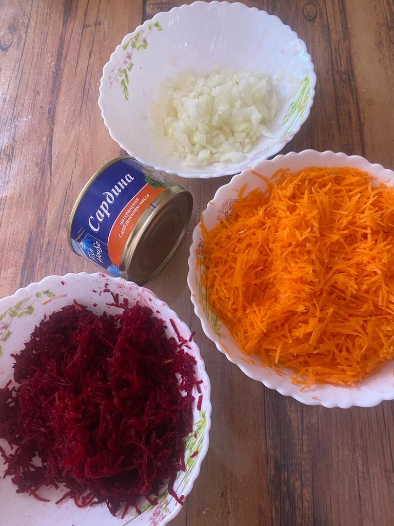 Подготавливаем овощи в отдельных тарелках