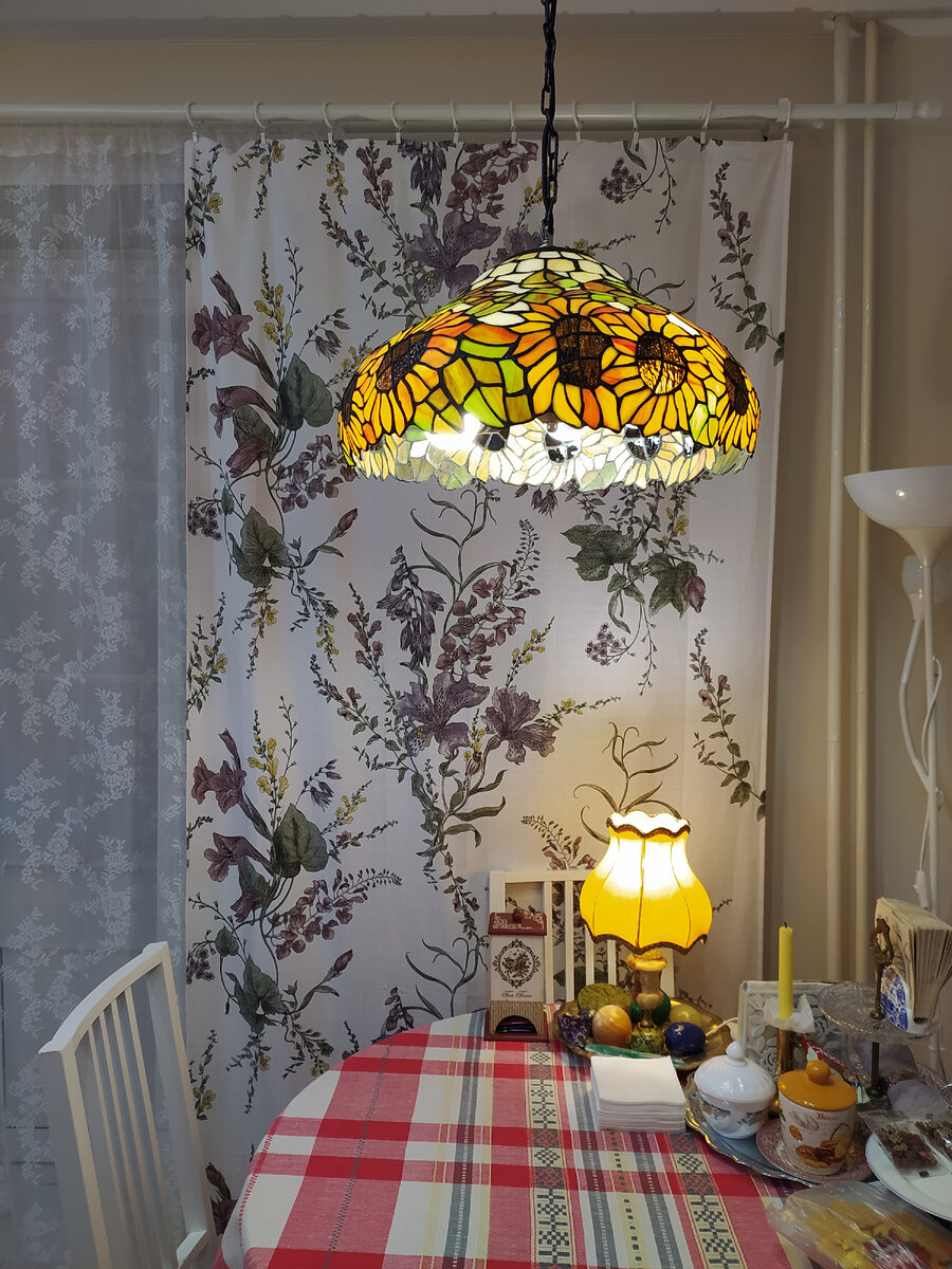 Люблю жёлтый цвет. Жёлтые подсолнухи на лампе под Тиффани создают тепло и уют. 