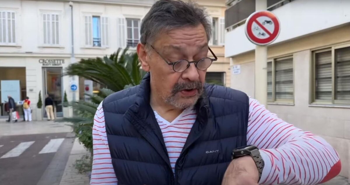 ДМИТРИЙ НАЗАРОВ ЗА ГРАНИЦЕЙ. ЧЕГО-ТО ЖДЁТ. СКРИНШОТ: ЮТУБ-КАНАЛ "ДМИТРИЙ НАЗАРОВ"