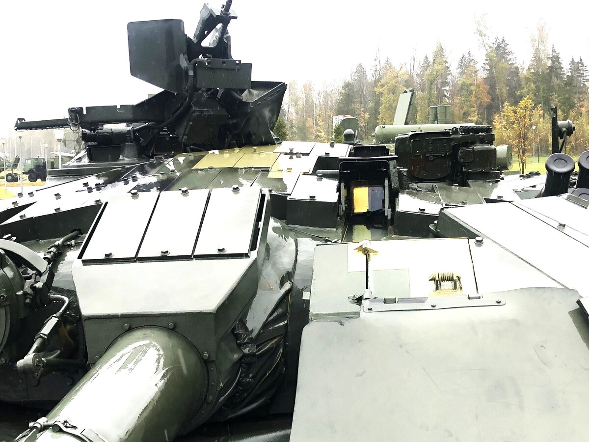 Хорошо видны головные части прицельного комплекса 1А40 и ППН 1К13-49. Как последний сопрягается с ПТУР "Комбат"- не совсем понятно ( если на танке вообще установлен комплекс управляемого вооружения).