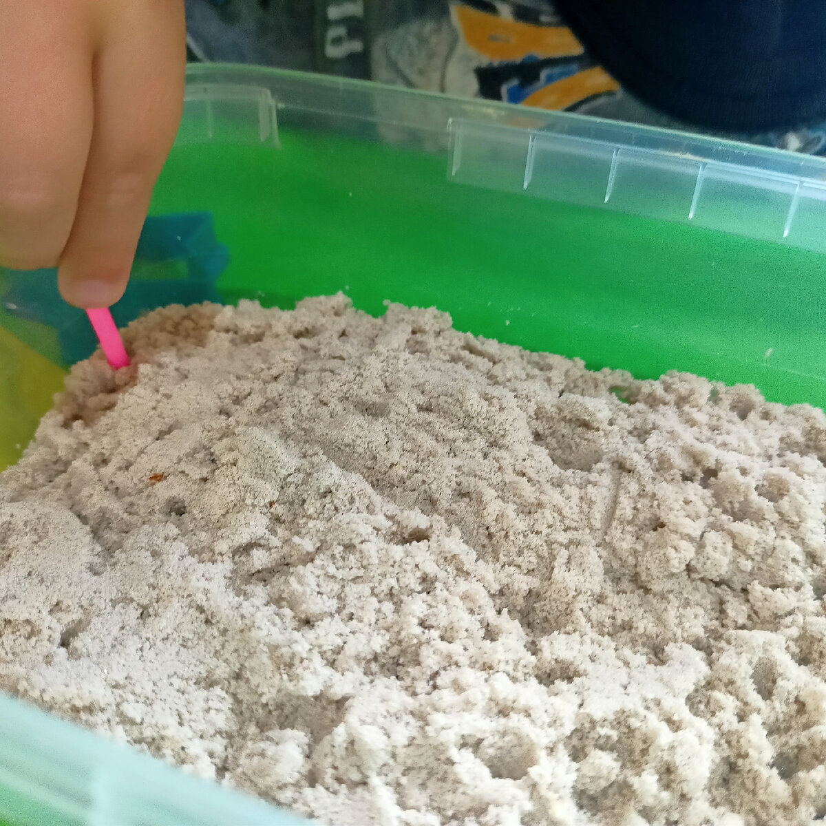 Нравится просто тыкать палочкой и делать дырочки по всему периметру, фото автора 