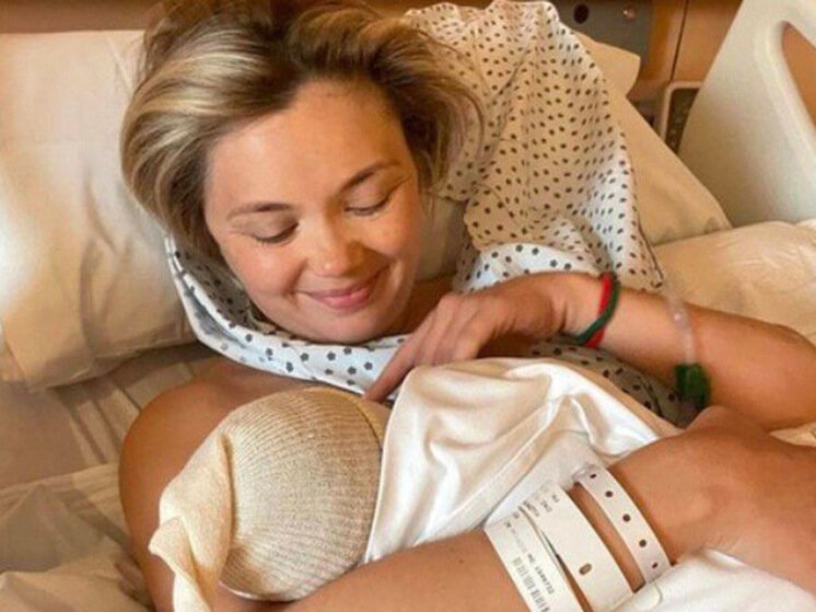 Трогательная фотография Ольги Кузьминой с новорожденным малышом. 