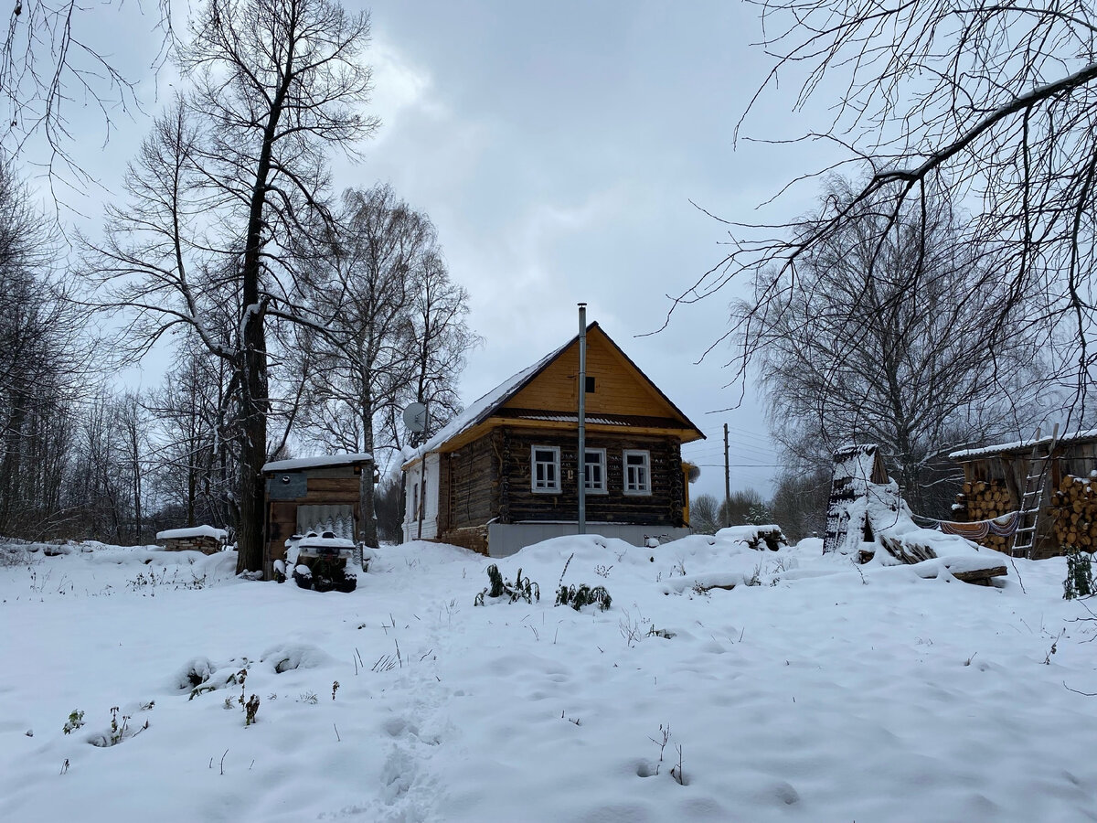 Привезли на хутор материал для пола. Появились соседи. Поход к роднику ...