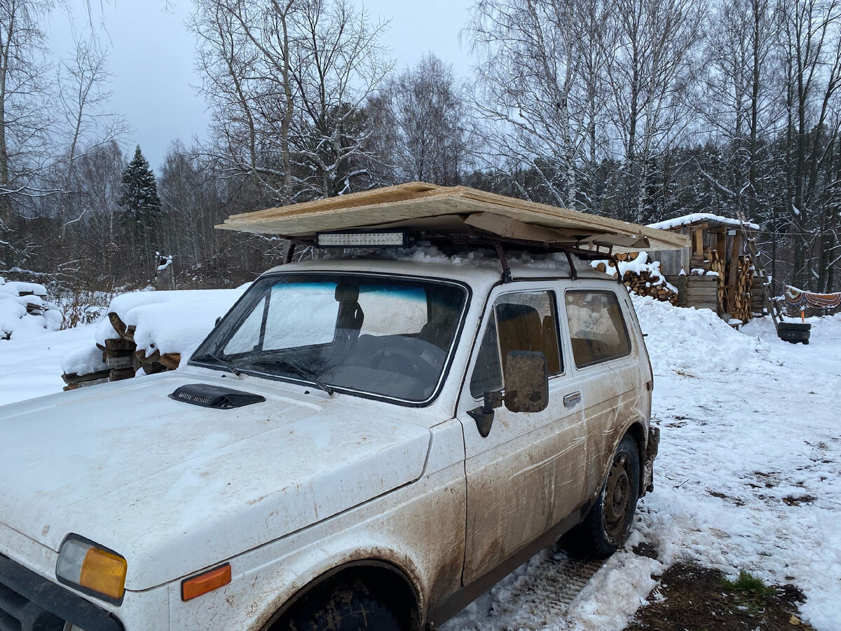 Привезли на хутор материал для пола. Появились соседи. Поход к роднику ...