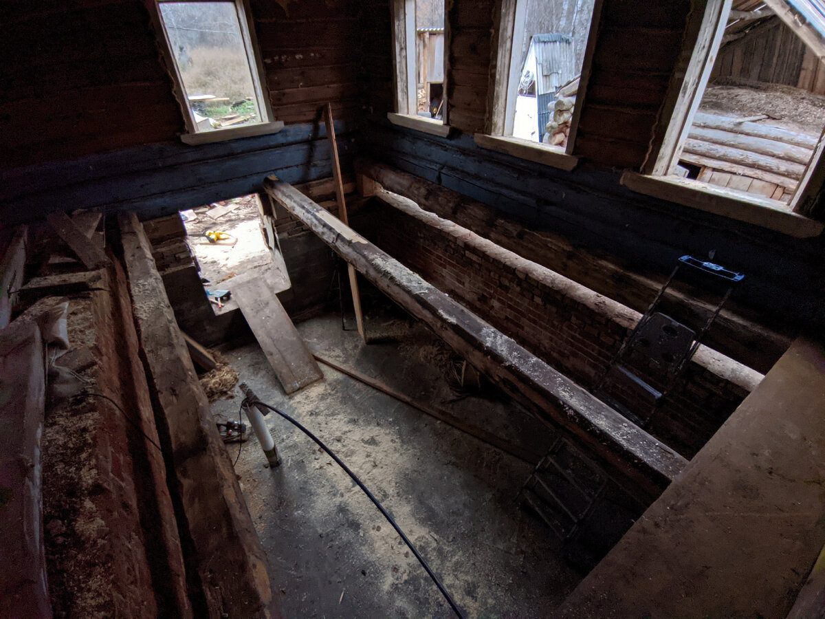 Привезли на хутор материал для пола. Появились соседи. Поход к роднику ...