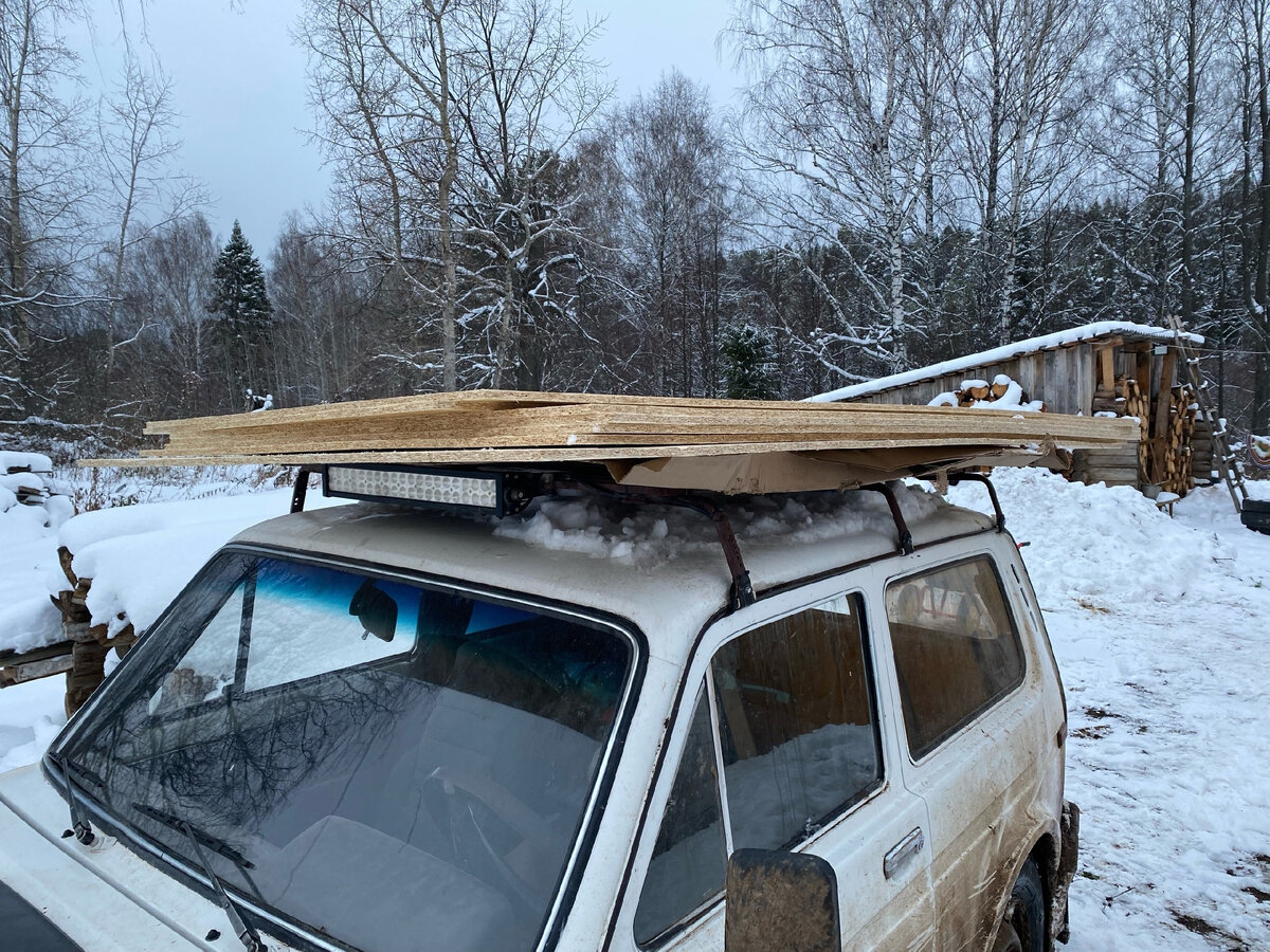 Привезли на хутор материал для пола. Появились соседи. Поход к роднику ...