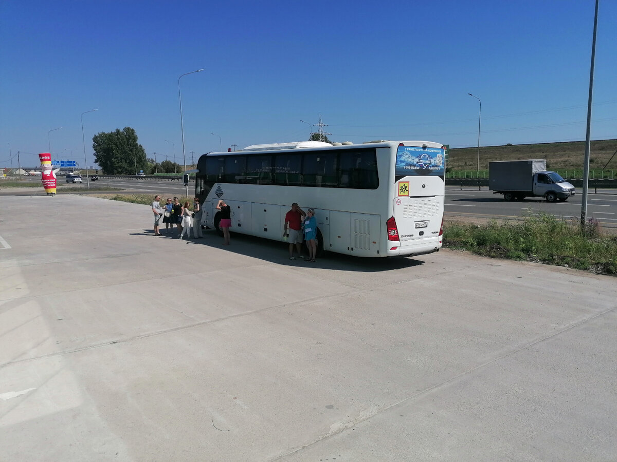 Наш автобус. Остановка под Краснодаром.