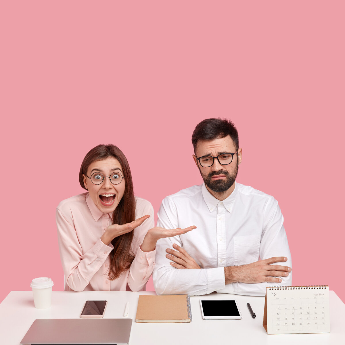 Изображение ресурса freepick <a href="https://www.freepik.com/free-photo/positive-emotional-happy-woman-attracts-attention-frustrated-young-businessman-who-faces-financial-problem-sit-together-white-desktop-with-electronic-gadgets-coffee-notepad-teamwork_11576012.htm#query=perfectionism&position=1&from_view=keyword&track=sph">Image by wayhomestudio</a> on Freepik