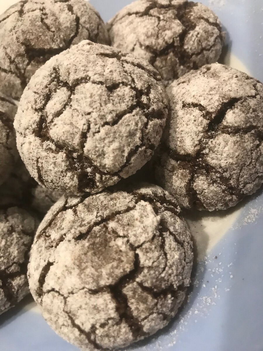 Шоколадное печенье с трещинками 