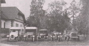 Автомобили эстонского Красного креста во дворе психиатрической клиники «Зеевальд». Снимок не ранее 1919 года.