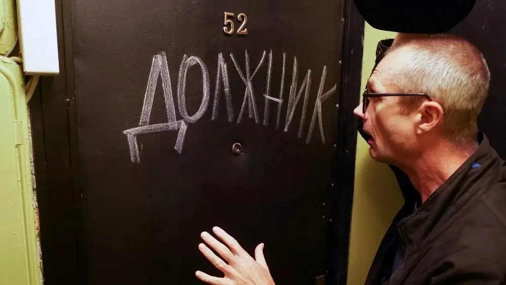     Граждане могут проходить процедуру банкротства через МФЦ с 25 тысяч до 1 миллиона рублей. Судебные приставы должны будут подтвердить, что у должника нет больше денег, которые он мог бы отдать кредитору. Для всех, чьи долги превышают 1 миллион рублей, нужен арбитражный управляющий.