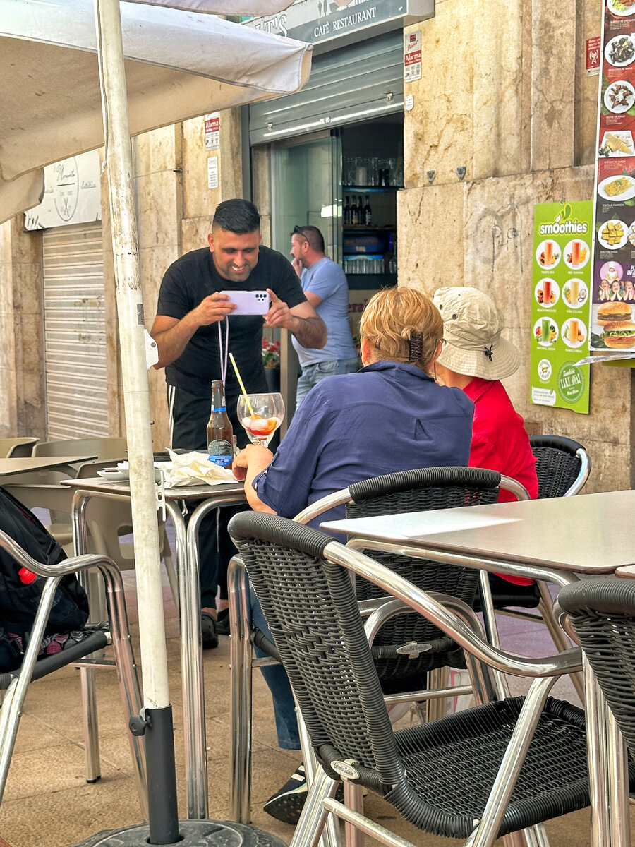 Хозяин кебабушной фотографирует бабушек 