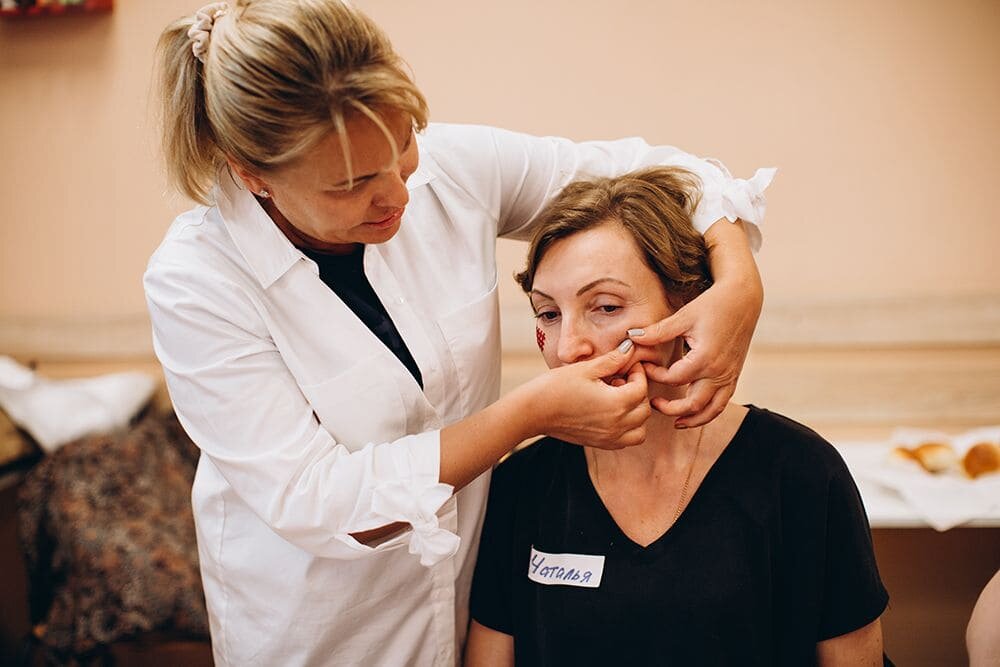 Как подтянуть овал лица после 50 лет? Эффективные процедуры кинезиотейпирования в 2023 г.