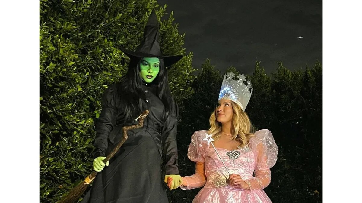 Кейли Кийоко и Бекка Тилли в образах Эльфабы и Глинды. Фото: Becca Tilley/Instagram*