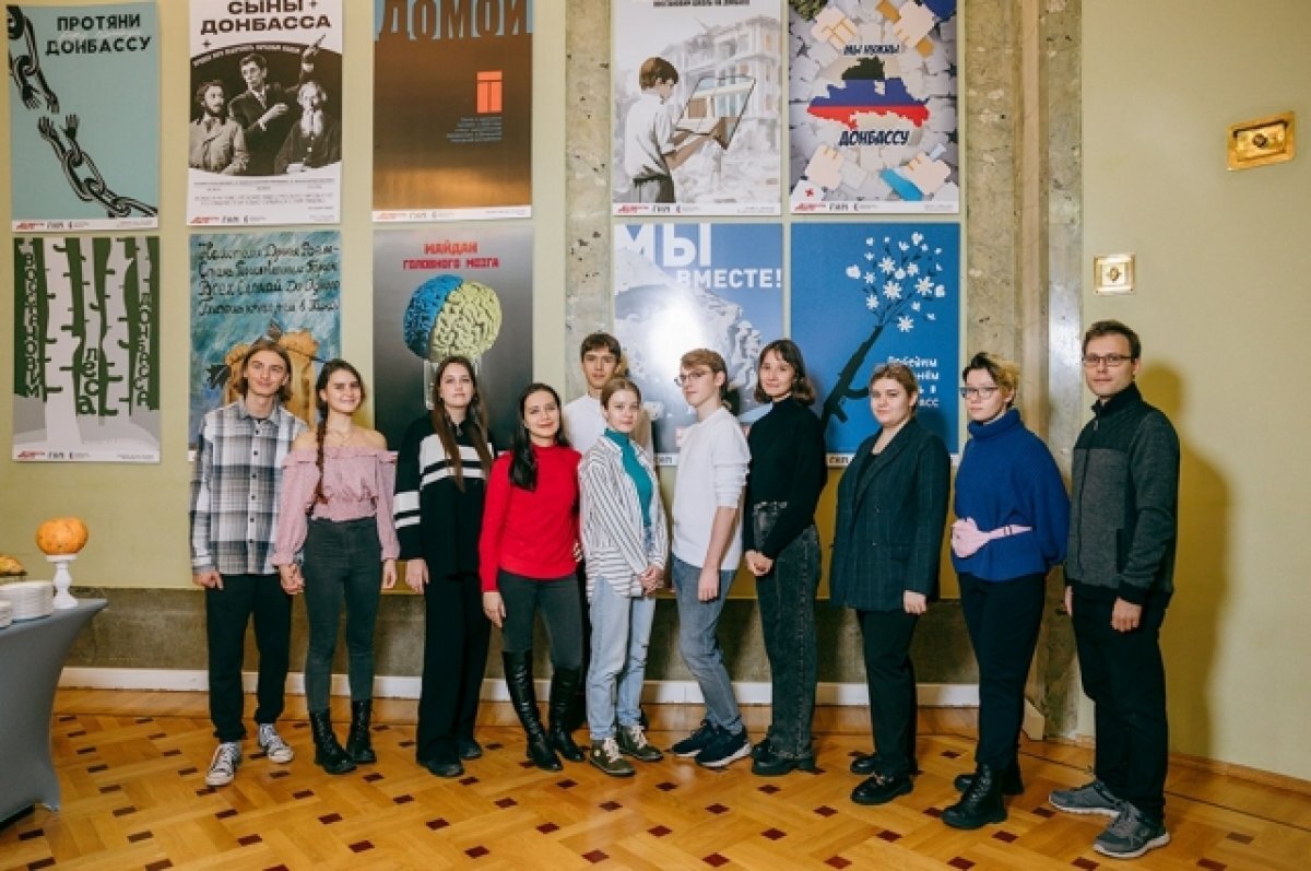    Победители конкурса - на фоне своих работ.