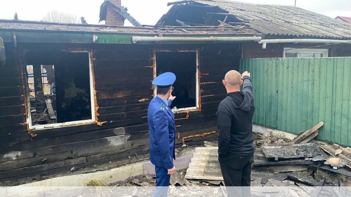     В Надеждинском районе Приморского края у многодетной семьи с пятью детьми дотла сгорел дом. Специалисты краевой прокуратуры устанавливают все обстоятельства происшествия.
