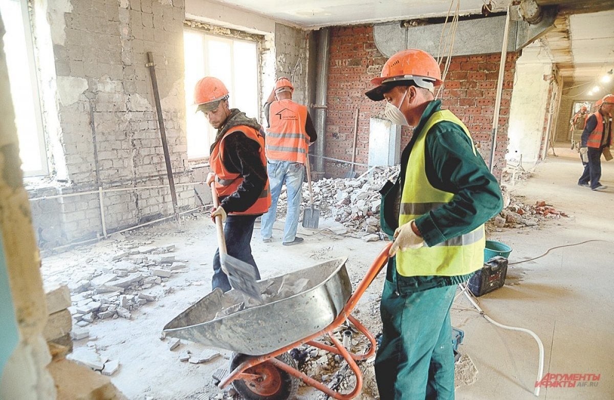    Работа в повреждённых прилётами домах кипит без выходных.