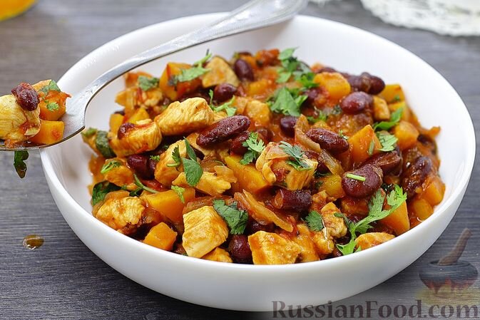 куриное филе, тыква, фасоль консервированная, помидоры, лук репчатый, томатная паста, зира, перец острый, соль, перец чёрный молотый, масло растительное, кинза