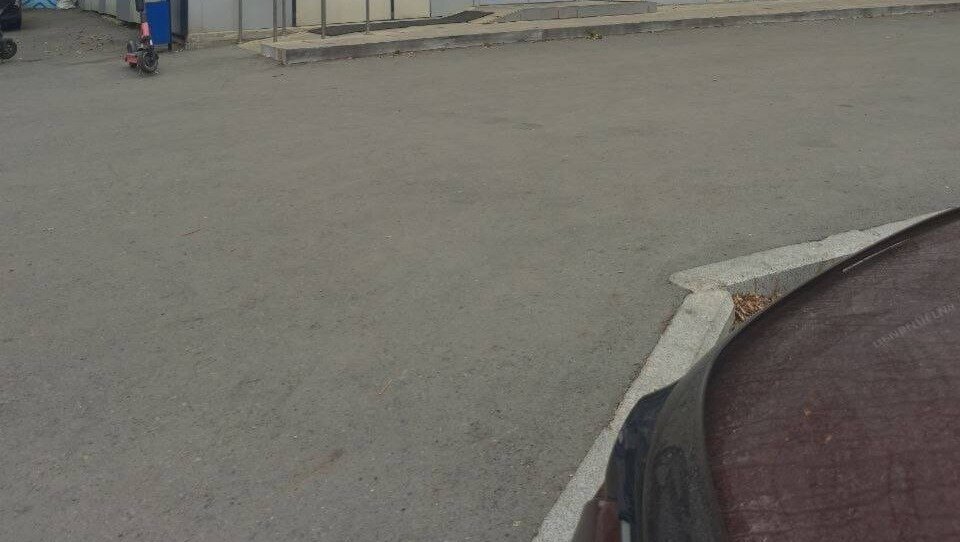     Мужчина не заметил открытый канализационный люк и провалился в него во Владивостоке. Инцидент прокомментировали пользователи соцсетей.