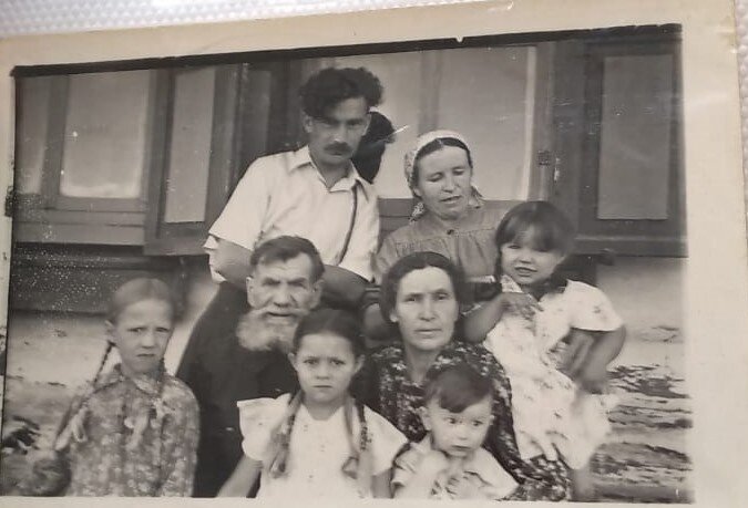 Бурдик Трофим Никитьевич с детьми и внуками